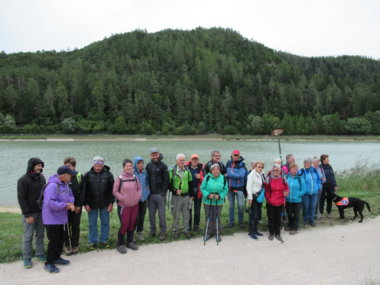 Foto di gruppo davanti al lago