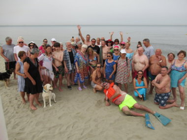 Foto di gruppo in spiaggia