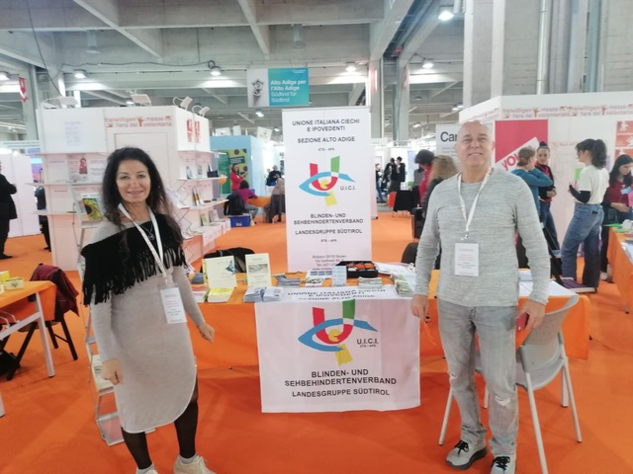 Monica Bancaro e Mauro Scrinzi allo stand dell'Associazione