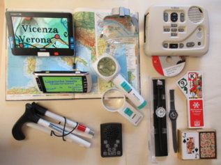 Vari ausili, orologi, lenti, lettori daisy, bastoni, carte da gioco Vari ausili, orologi, lenti, lettori daisy, bastoni, carte da gioco